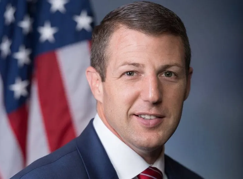 Denuncian que congresista de Oklahoma amenazó al personal de embajada estadounidense al intentar ingresar a Afganistán