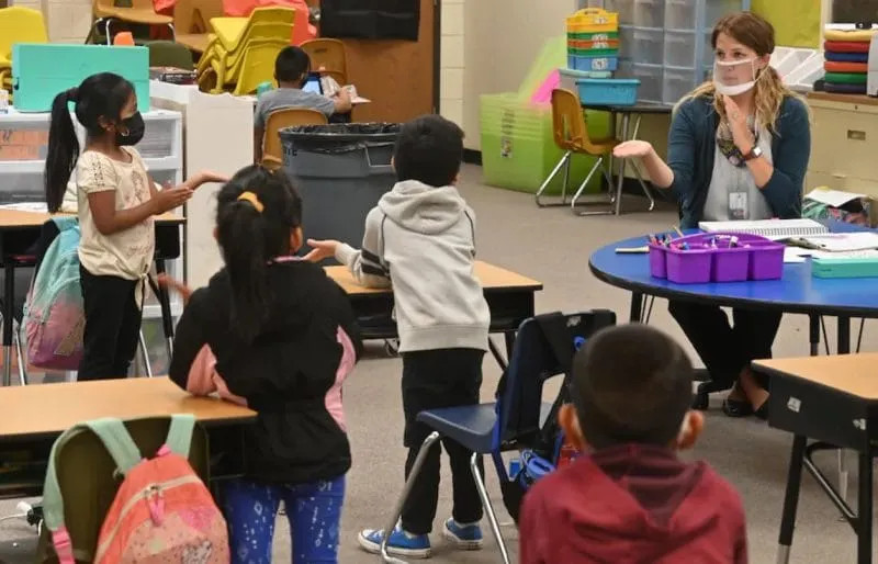 El sistema escolar de Texas cierra tras la muerte de dos profesores por COVID-19