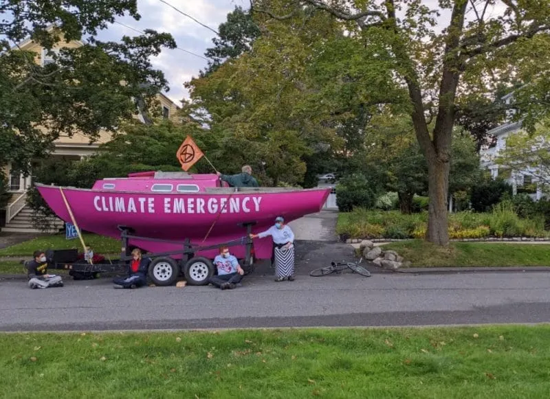Siete personas detenidas por protestar frente a la casa del gobernador Charlie Baker