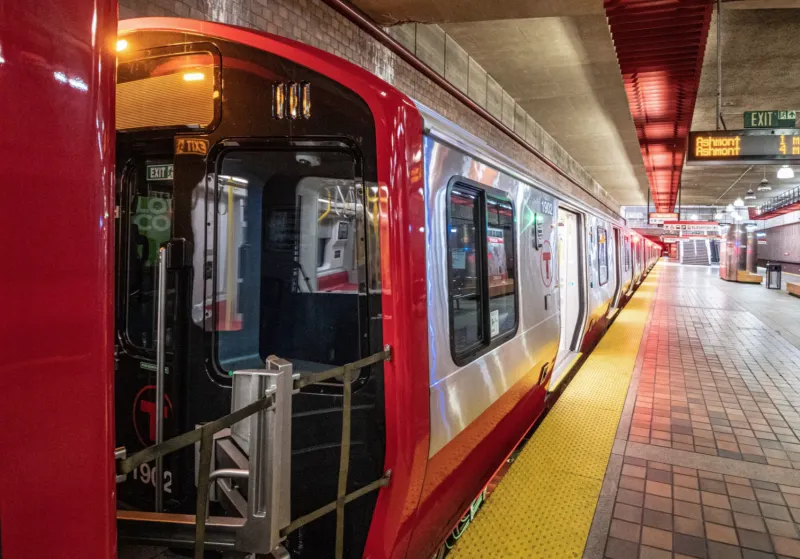 Arrestan a hombre que agredió a conductor de tren por pedirle usar el cubrebocas