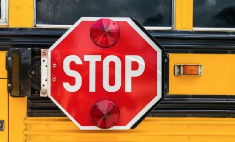 Estudiantes de Boston transforman un bus escolar en una fiesta con postes de strippers, en medio de la escasez de conductores