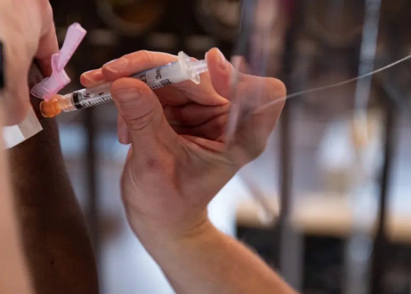 Docenas de policías de Massachusetts renuncian por los mandatos de vacunas