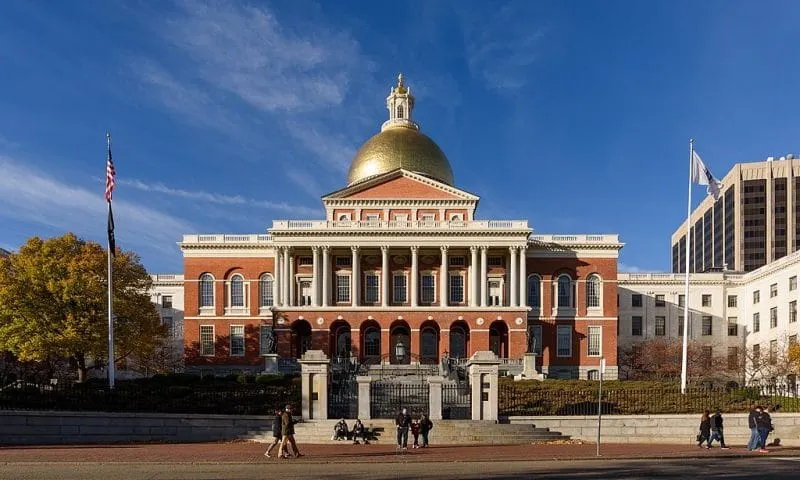 Massachusetts legisladores proyectos armas cannabis gaming Baker