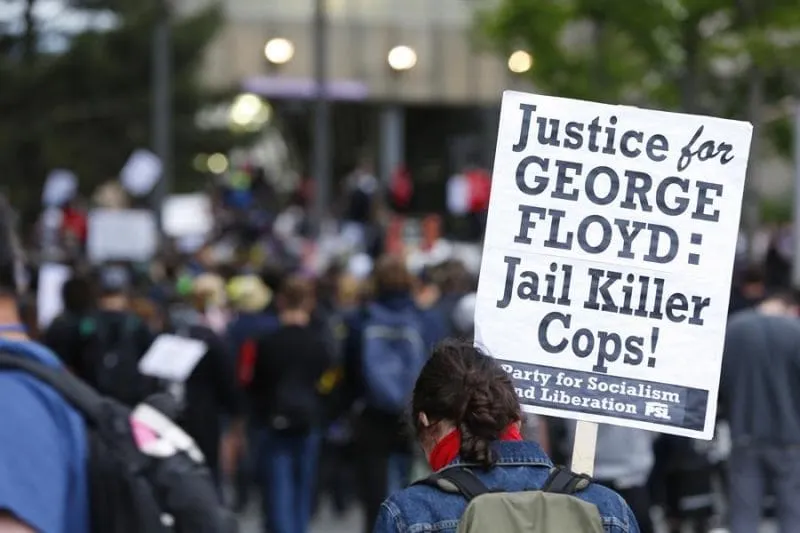 Suspenden a sargento de la policía de Boston por comentarios hechos durante las protestas de George Floyd