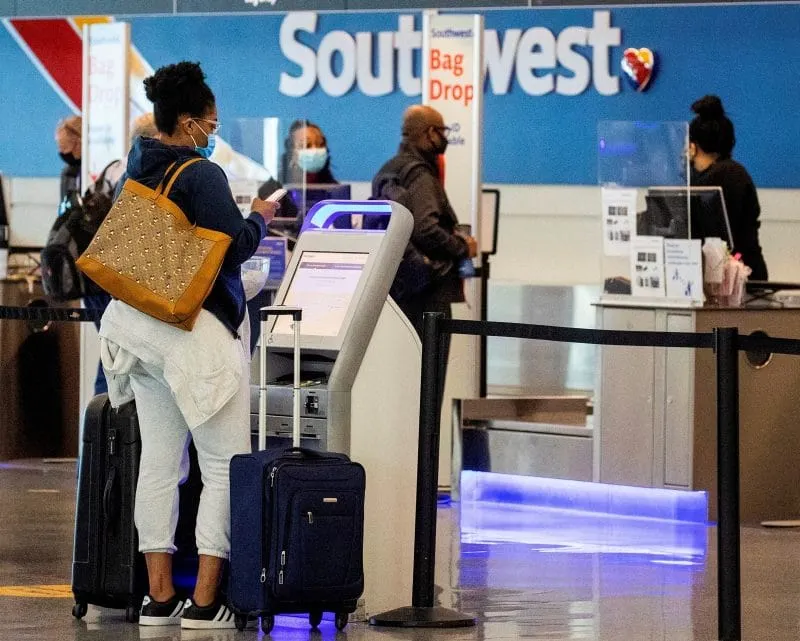 No querían vacunarse, demandaron a la aerolínea y perdieron el caso