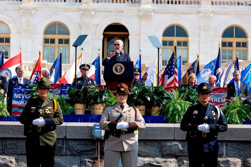 Biden en acto con la policía