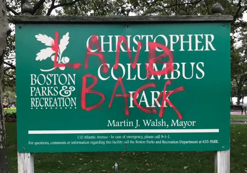 Vandalizan el letrero del Christopher Columbus Park en Boston