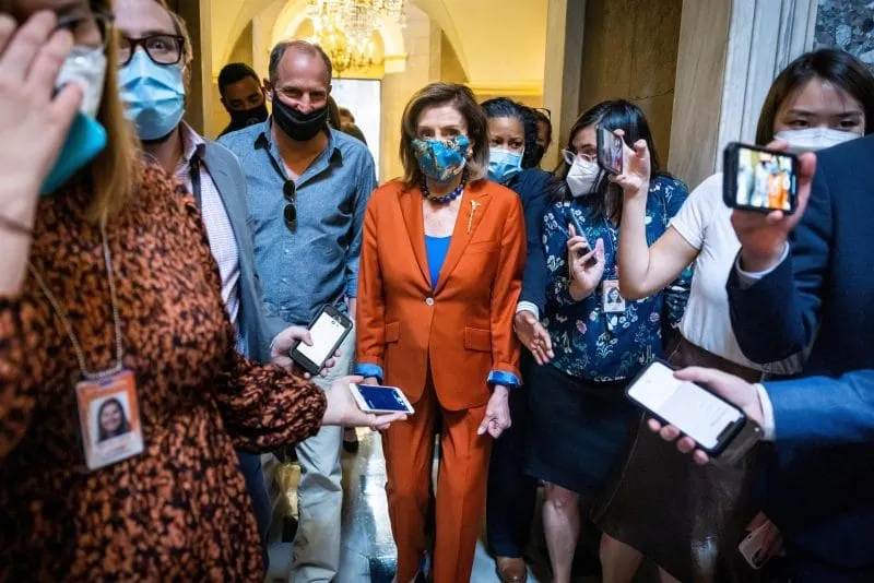 Representantes demócratas retrasan la votación del plan de infraestructura