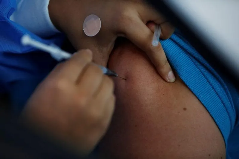 Moderna y Johnson & Johnson abogan por dosis de refuerzo de sus vacunas