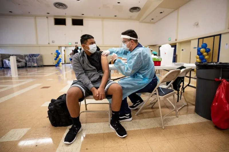 Los jóvenes de 16 y 17 años pronto tendrán vacunas de refuerzo. Pfizer adelanta petición