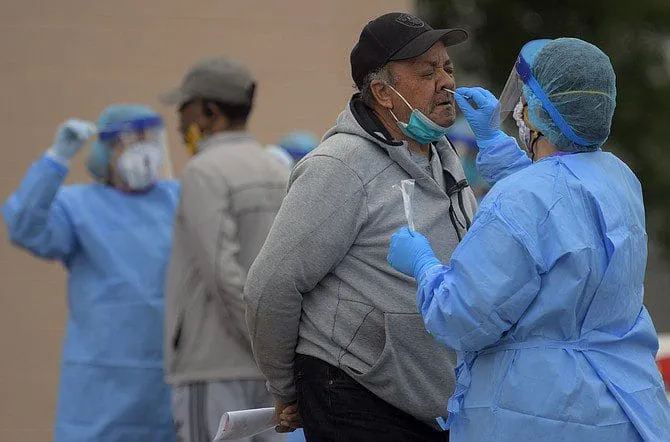 Comienzan a bajar los casos de COVID-19, pese a la variante delta