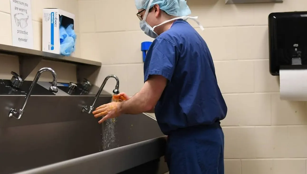 Hospitales de MA se preparan para despedir a cientos de empleados por no querer vacunarse