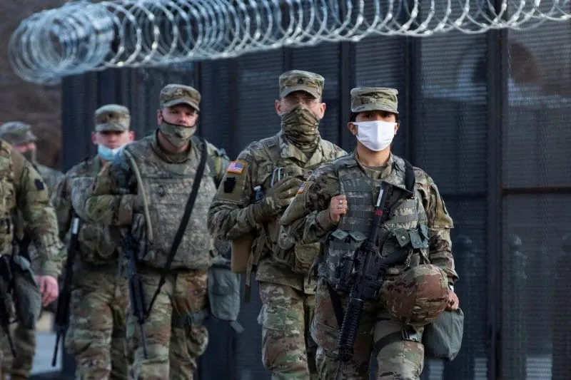 Miles de soldados aún no han cumplido con el mandato de vacunación contra el COVID-19