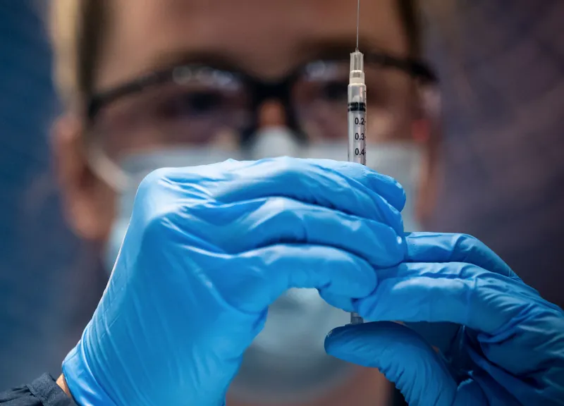 ¿Las vacunas contra el COVID-19 atentan contra la fertilidad femenina?