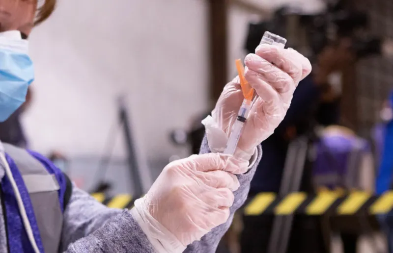 Suspenden a más de 800 trabajadores de Boston por negarse al mandato de vacunas