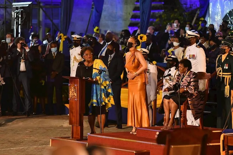 Barbados dice "goodbye" a Isabel II y nombra a Rihanna héroe nacional