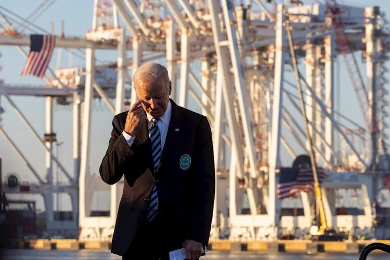 Biden baja mientras la inflación sube