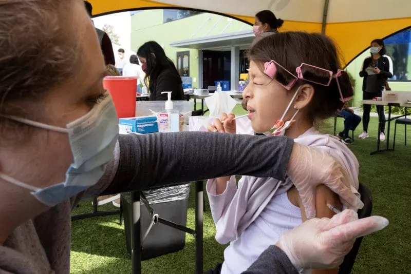 ¡Hay más niños con COVID-19! Mira por qué debes vacunar a tus hijos