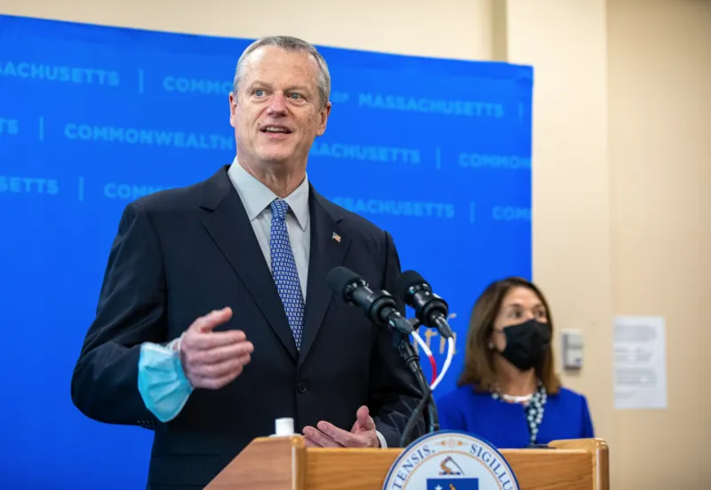 Alerta por ómicron acelera la tercera dosis en Massachusetts, Baker espera ampliar la vacunación