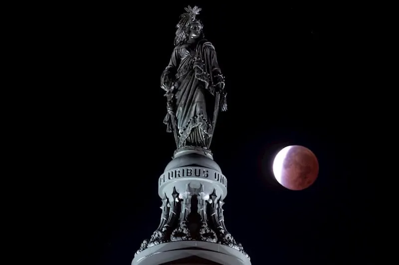 Las mejores fotos que dejó el eclipse de luna más largo en 580 años