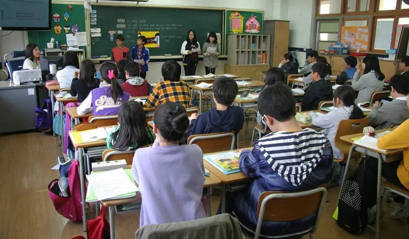 En un incidente calificado como racista, una estudiante golpeó a su maestra