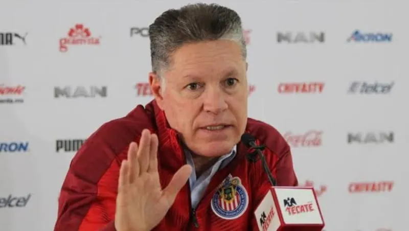 Ricardo Peláez firma contrato indefinido para seguir con Chivas