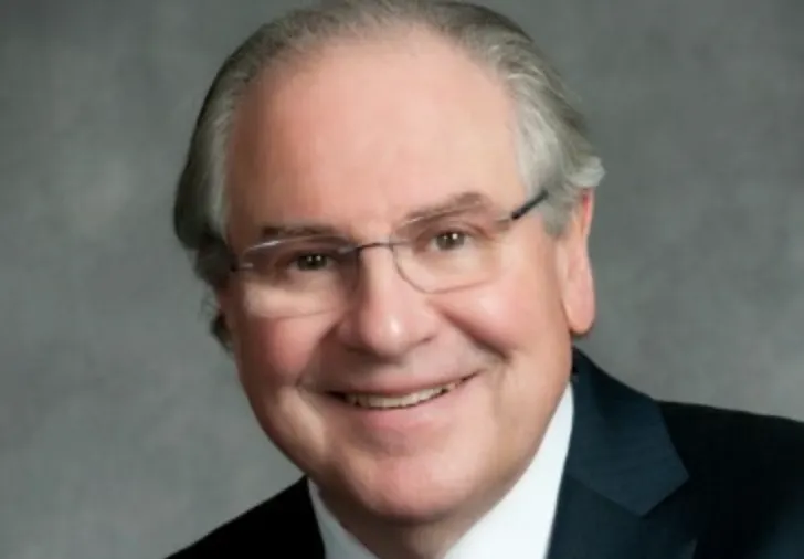 Robert DeLeo recibe el «Premio al Liderazgo Valiente» de East Boston Social Centers