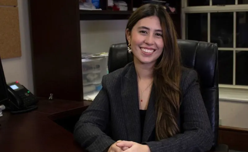 Una colombiana es la primera latina en dirigir el periódico de Harvard University