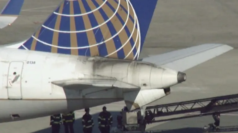 Avión se incendia en el aeropuerto de Boston