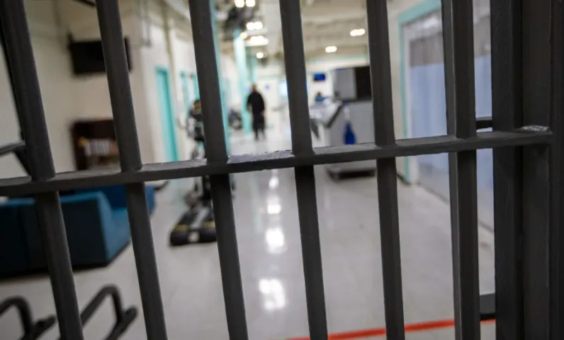 Reportan brotes de COVID-19 en cárceles de Massachusetts