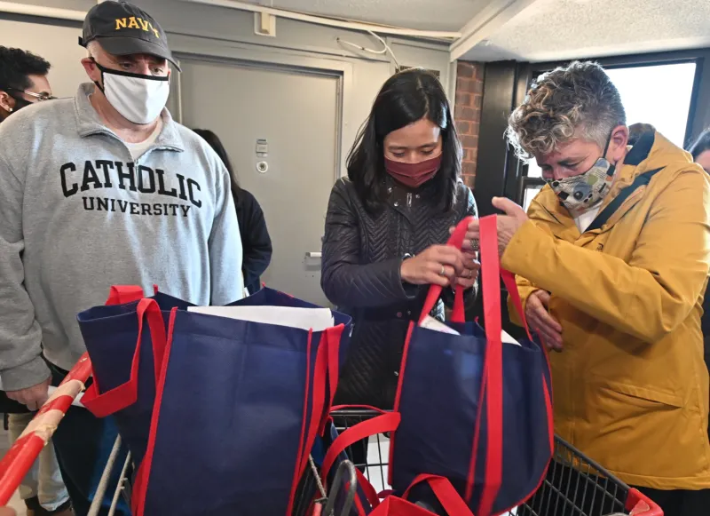 Alcaldesa Wu reparte comida a residentes de la Torre Unidad