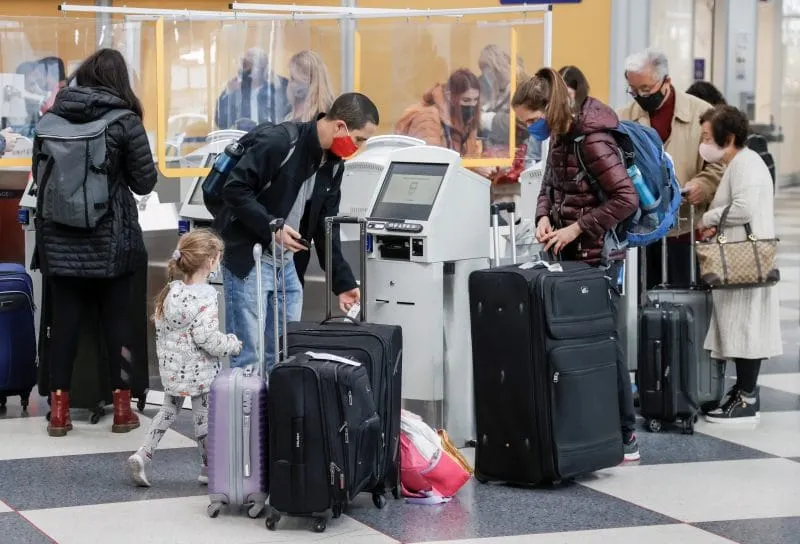 Continúan los problemas para viajar: cancelan mil vuelos más este lunes
