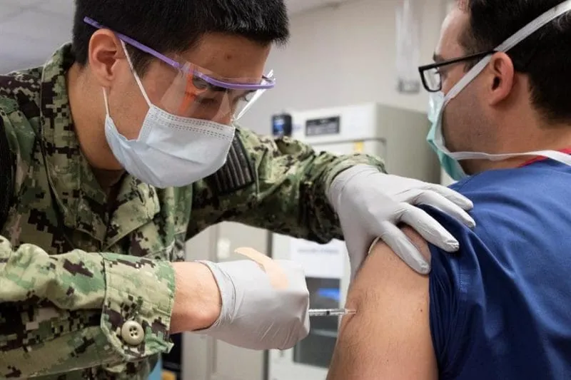 Refuerzo de Pfizer es clave para protegerse contra la variante ómicron, según estudio