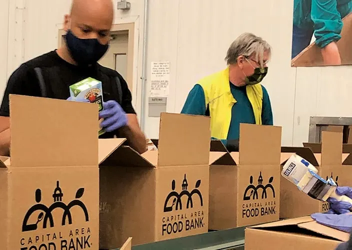 Más familias hacen filas en los bancos de alimentos, mientras aparecen nuevos problemas