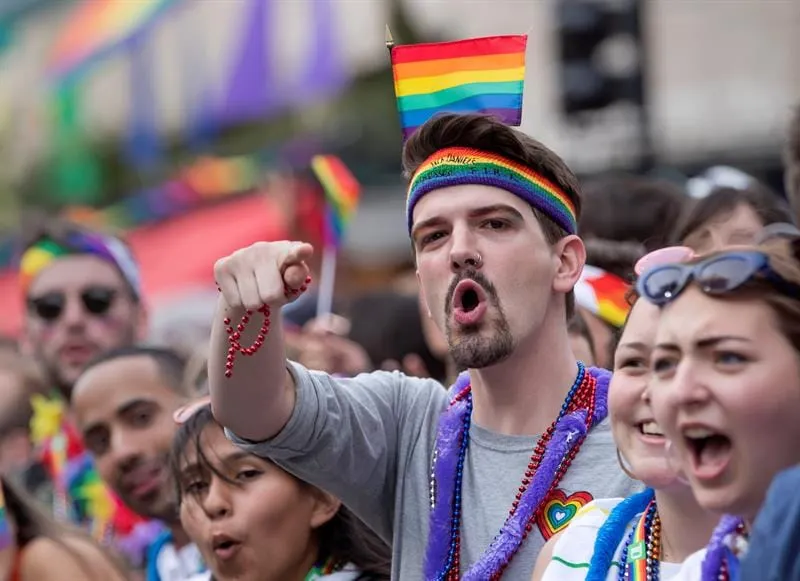 Hombre de 74 años fue acusado de enviar 60 cartas con amenazas a organizaciones LGBTQ