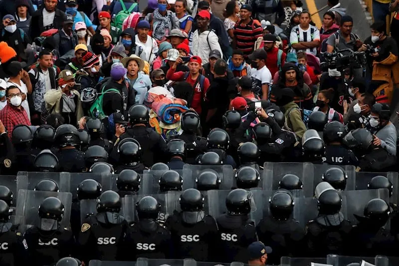 Enfrentamiento entre caravana de migrantes y la policía de México deja 17 heridos