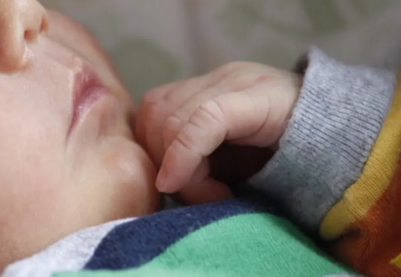 La pandemia presenta riesgos a corto y largo plazo para bebés, especialmente varones