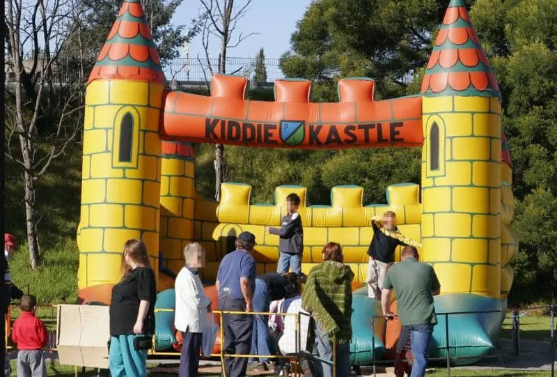 Cinco niños muertos y cuatro heridos dejó castillo inflable arrastrado por el viento en Australia