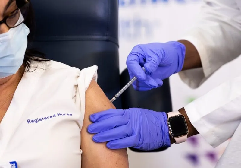 ¿Cuáles son los hospitales que suspendieron los mandatos de vacunación?