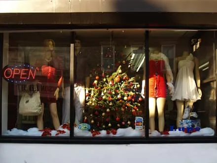 VITRINAS NAVIDEÑAS: Este fin de semana inicia concurso de decoración para negocios de East Boston