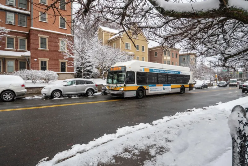 MBTA recorta servicios por falta de conductores de buses