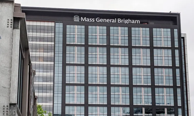 Trabajadores denuncian que el Mass General Brigham sigue atendiendo procedimientos no esenciales