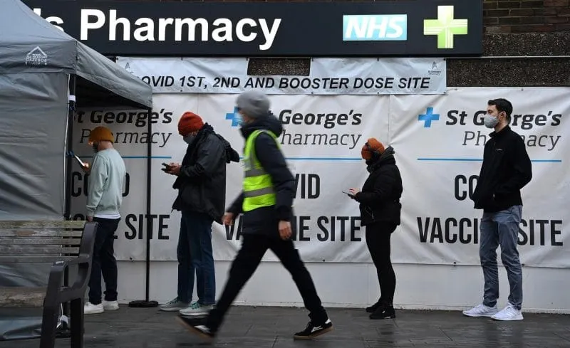 Ómicron resiste más a las vacunas pero causa una enfermedad menos grave, según nuevo estudio