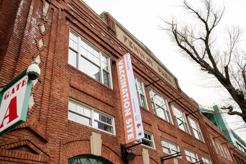 Fenway Park, masivo centro para la vacunación de refuerzo