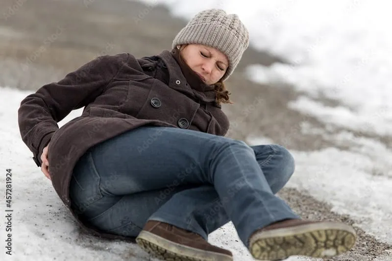 ¿Cómo prevenir caídas al aire libre durante el invierno?