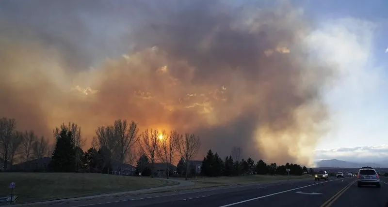 Tres desaparecidos tras incendio en Colorado. Tormenta invernal dificulta labores de recuperación