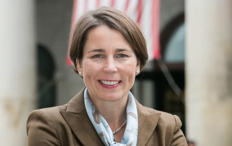 Healey visita negocios de Massachusetts para discutir programas de apoyo financiero