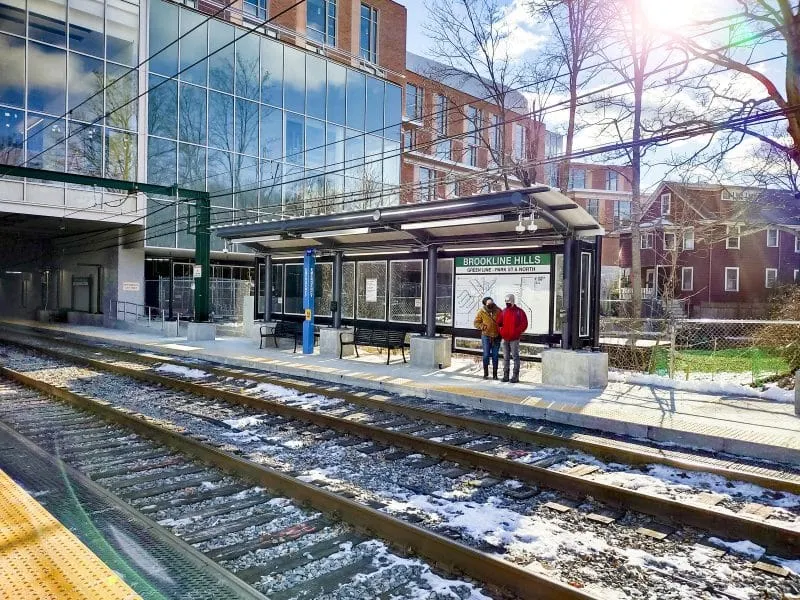Abre la renovada estación Brookline Hills de la Línea Verde