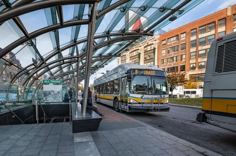 MBTA ofrece bono de $4,500 para contratar 300 conductores