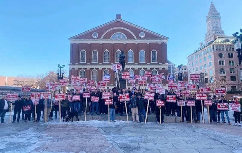 Juez bloquea mandato de vacunación para bomberos y policías de Boston